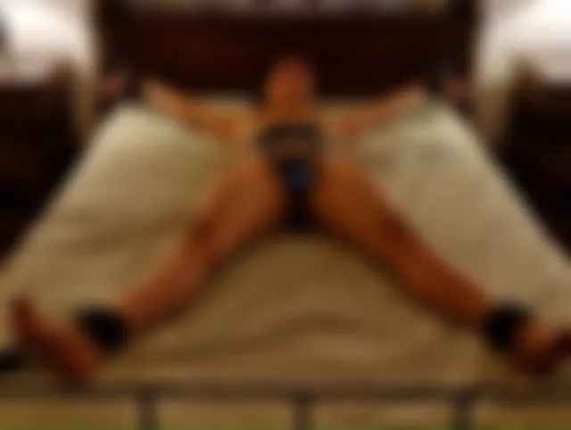 Ans Bett gefesselt und zum Abspritzen gebracht