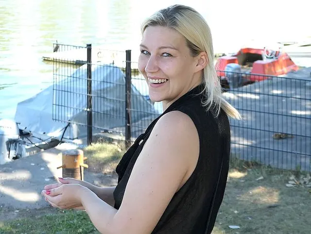Heimlicher Handjob mitten in Frankfurt! Mega Public mit viel Sperma!!!