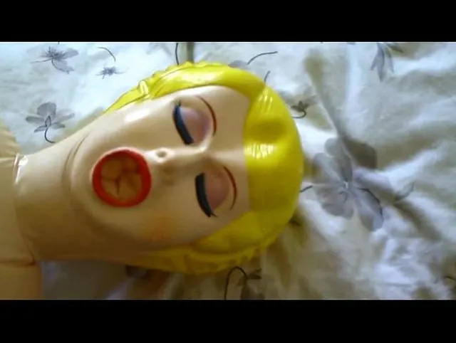 Gummipuppe die Fresse bewichst
