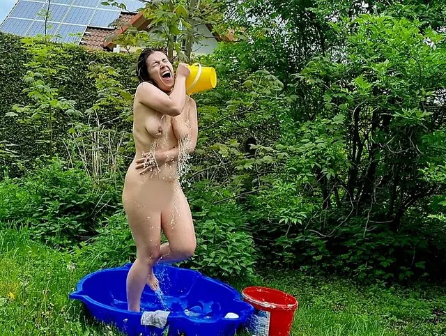 VOUYERVIDEO - Eiskalte Dusche unter Beobachtung