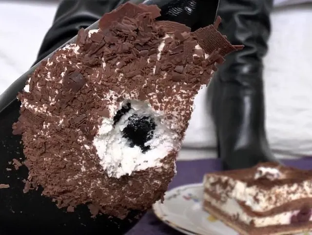 Rauchende Herrin und Kuchen von Stiefelsohlen POV Clip, Lady Victoria