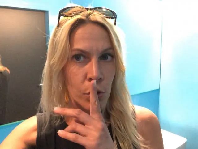 PSST !! Auf öffentlicher Toilette gepinkelt !