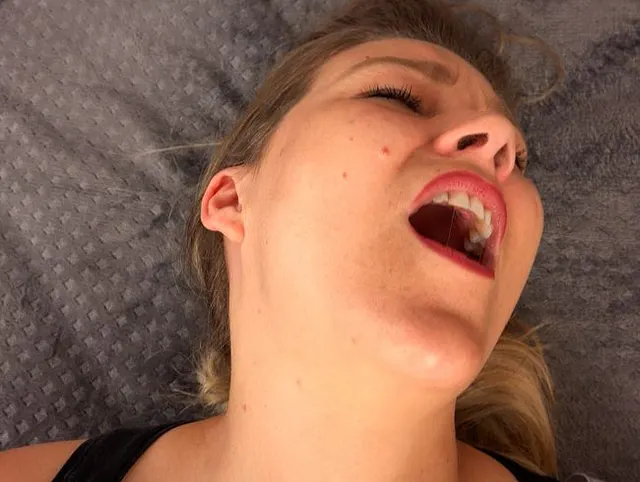 Fuck, meine Fotze hat den Plug verschluckt!