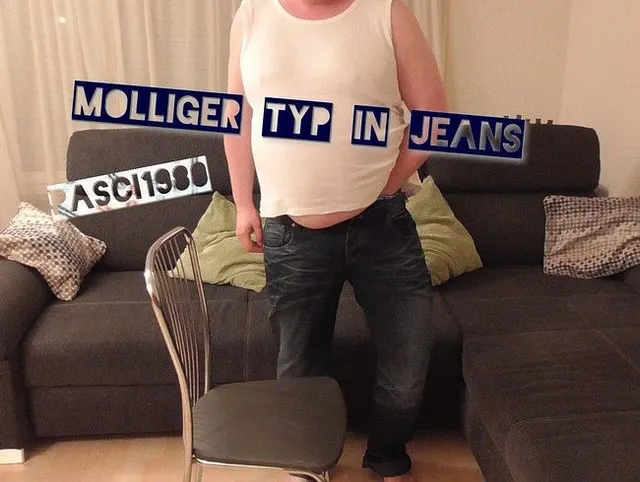 Molliger Typ in Jeans