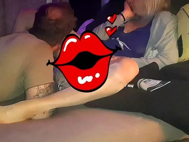 Nymphomanes, schwanzgeiles Teenyfötzchen vom Mitbewohner ausgeschlürf, dann richtig gefickt bekommen