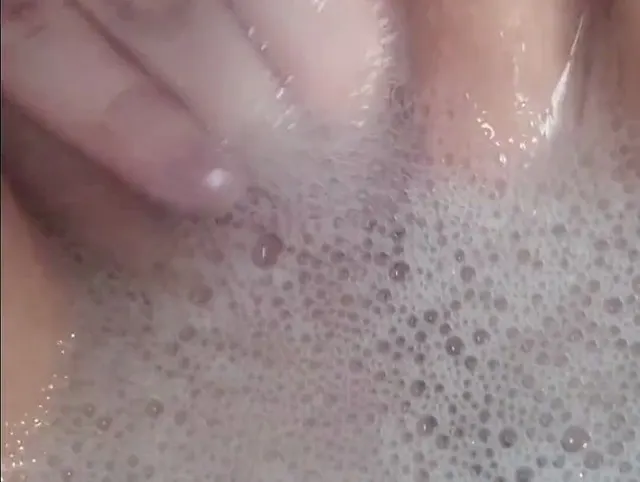 Komm' mit mir ins warme Wasser ?? - Fingern in der Badewanne ????