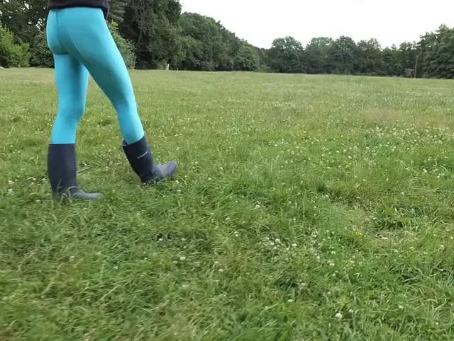 Gummistiefel auf der Wiese mit hellblauen Leggings- genieße den Anblick und hol Dir Appetit