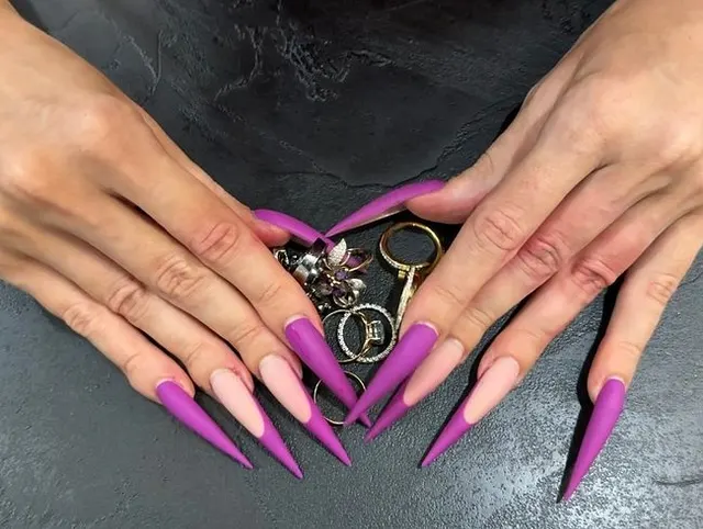 Schmuckfetisch, probiere meine Ringe an meiner neuen lila Farbe an. Lange Nägel, scharfe Stilettos