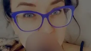 Solo-Masturbation und Dildospiele, nackte Füße sichtbar, Sohlen und lange Zehen