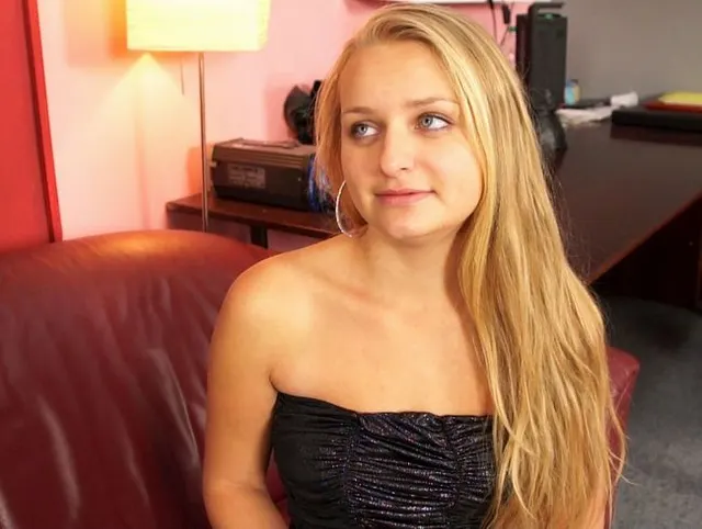 Fotograf fickt junge blonde Studentin