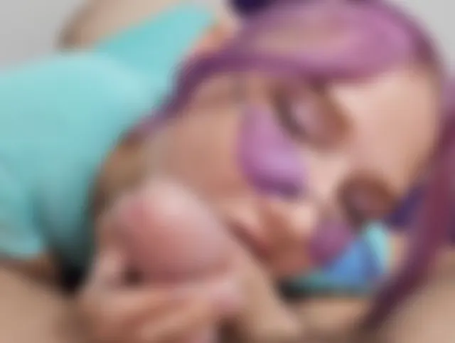 Heißes Sperma für geiles Teenie-Mädchen, sie liebt das Saugen so sehr.