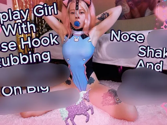 Cosplay-Mädchen mit Nasenhaken, doppelter Blowjob, riesiger Einhorn-Dildo