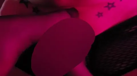Ich lasse mir den Schwanz von meiner Frau in Nylons bearbeiten