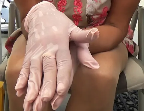 Mit Latexhandschuhen die Muschi bespaßt
