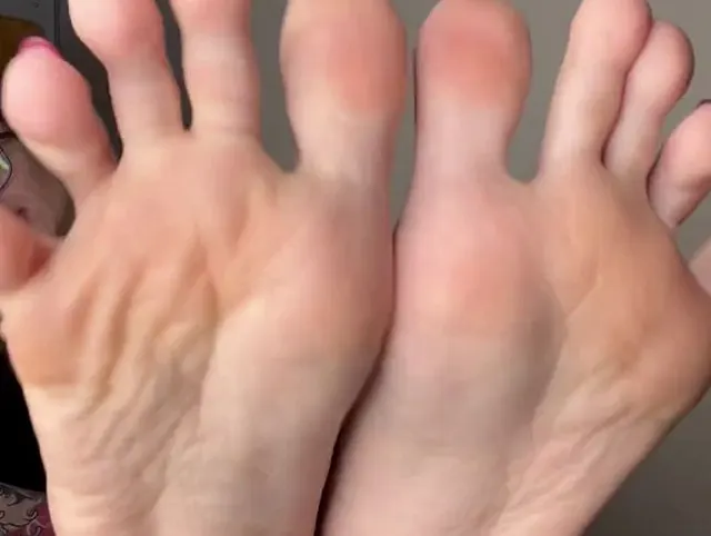 Fantasiefüße, JOI-Video, nackte Füße mit langen Zehen und faltigen Sohlen