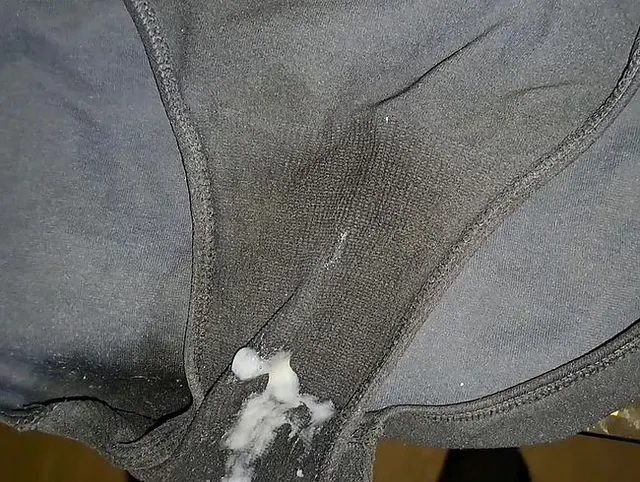 In ihr feuchtes Höschen gespritzt