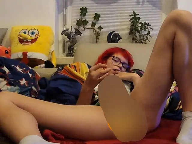 Dein Rothaariges Skinnygirl macht es sich mit einem Vibrator und Plug im Po auf der Couch gemütlich