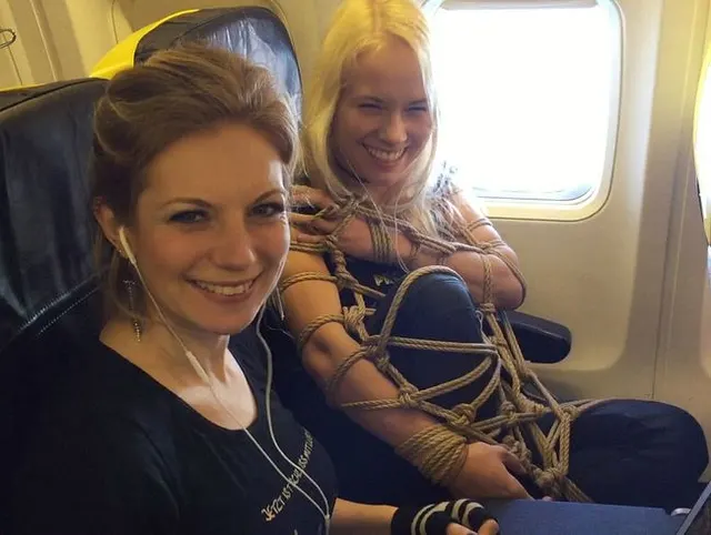 Bondage in Public - Flugzeug :-)
