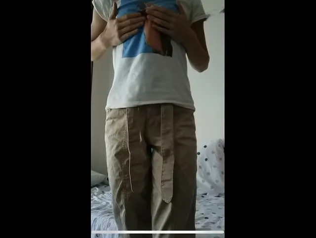 Vegane bitch fickt sich mit Gurke ????????