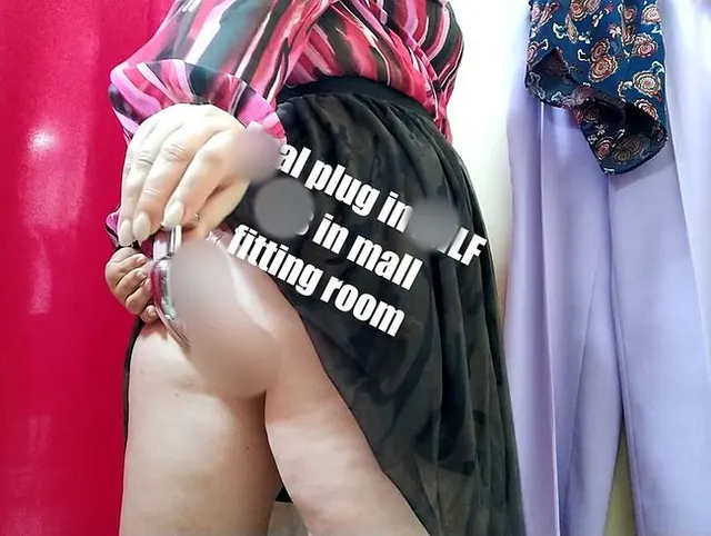 Analplug im MILF-Arsch in der Umkleidekabine des Einkaufszentrums