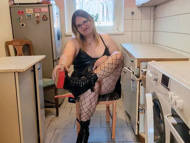 Im Lederkleid vor mir auf die Knie… ich bestimme was passiert ??
