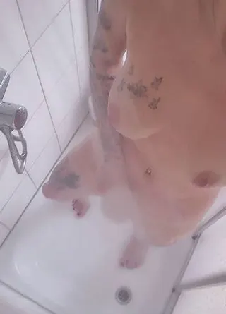 Ich bin wieder so unfassbar geil unter der Dusche geworden