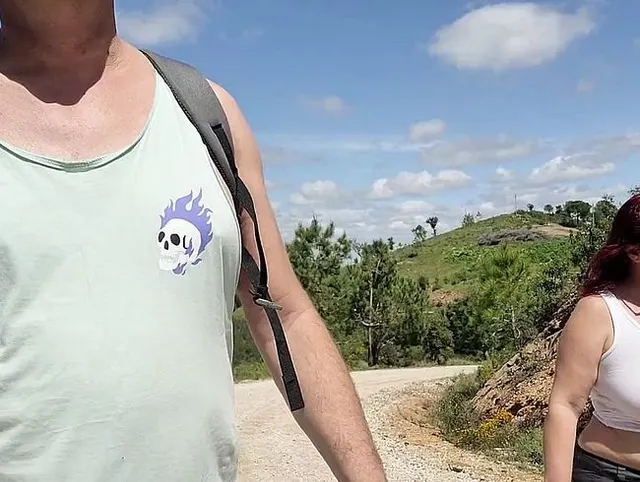 Oben-ohne-Spaziergang endet mit Sperma auf der Brust