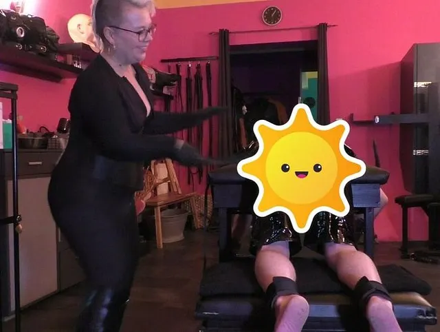 Sklave bekommt den Arsch mit dem Slapper versohlt von der geilen Herrin in schwarzem Outfit