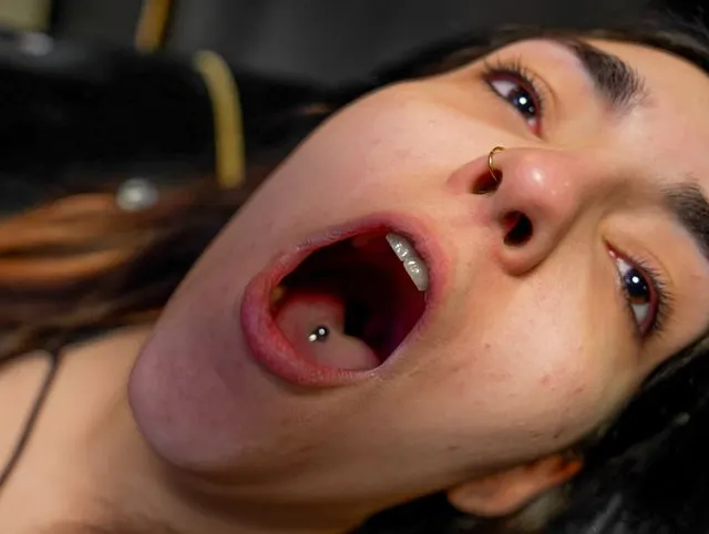Indisches Teenie in High Heels schreit ganz laut beim Orgasmus