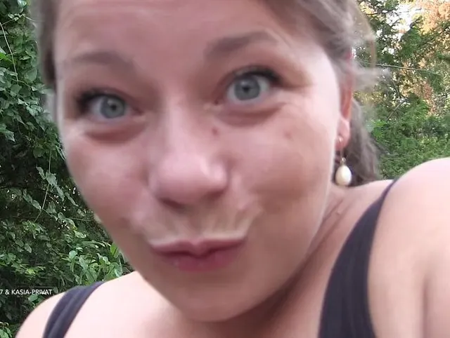 Deepthroat-BlowJob mit viel Spucke (outdoor)
