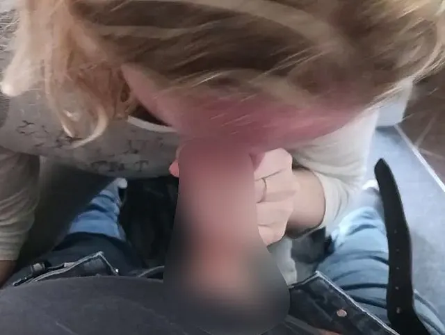 Schneller Blowjob im Büro mit finalem Abspritzen auf die Titten