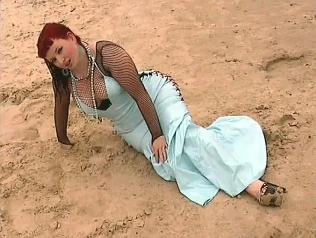 mit Lack Kleid am Strand