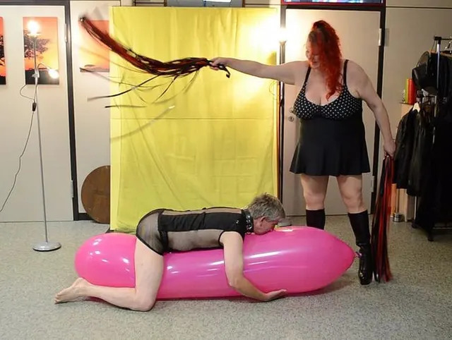 2 Peitschen 1 Sklave..
