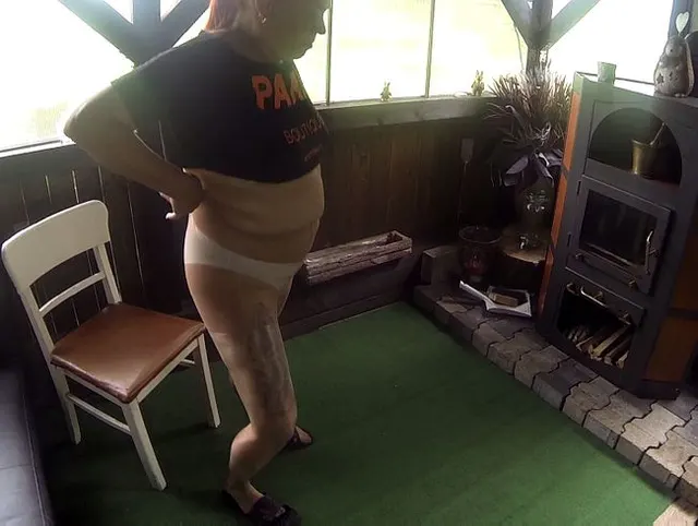 In Höschen und Nylonstrumpfhose Kamin anzünden