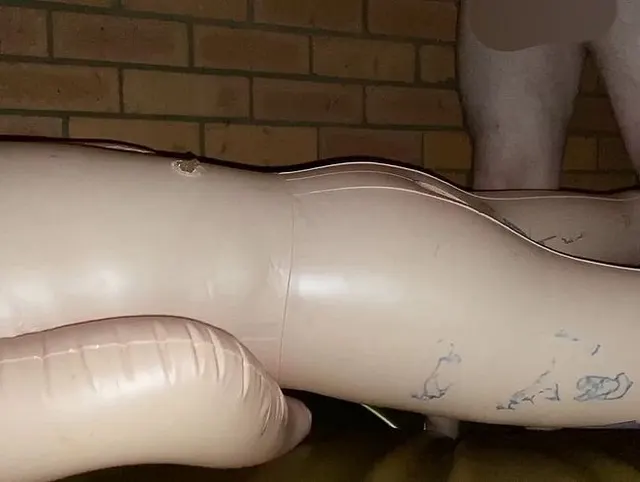 Ich ficke eine aufblasbare männliche Sexpuppe auf meinem Wasserbett