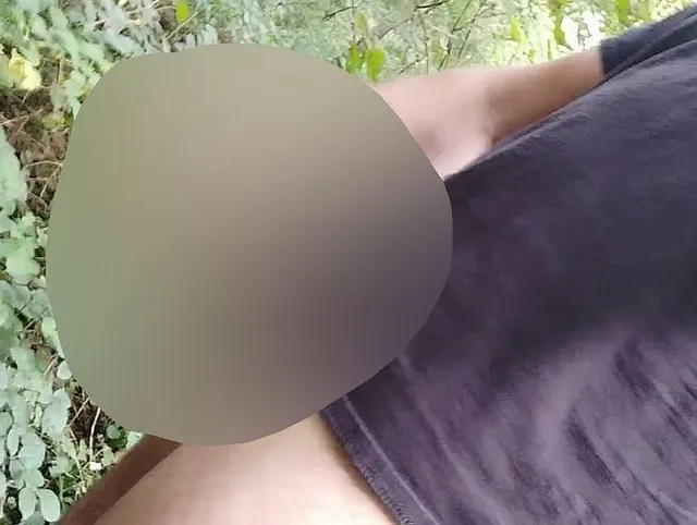 Die Schwanzschlampe halb nackt im Wald und wartet auf Fremde Schwänze