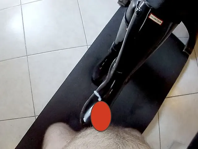 POV: Gummistiefel streicheln und Bootjob
