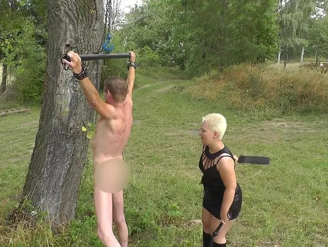 Outdoorspanking an der Seilwinde