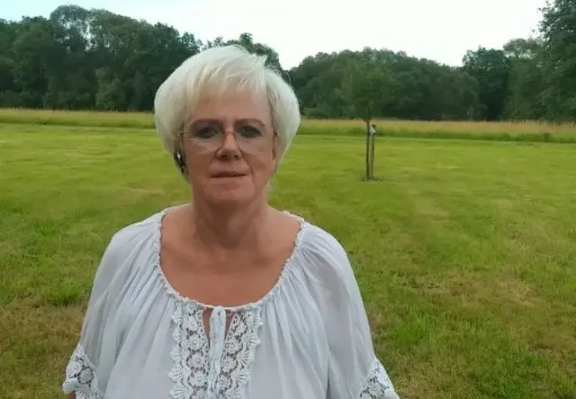 öffentlich in den park gepisst