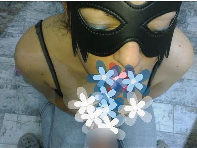 Amateur-MILF bekommt einen Mundvoll Sperma