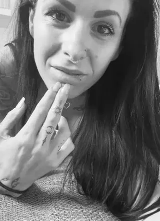 Ich stecke meine Finger tief in meinen Mund und stelle mir vor, dass es dein Schwanz wäre
