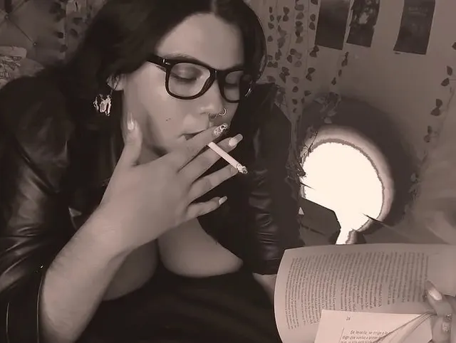 Rauchen beim Lesen eines Buches - Lederjacke