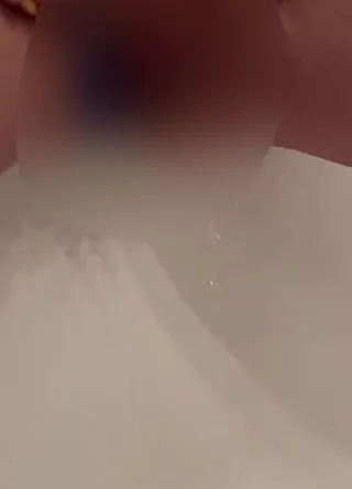 Schön geil in die Badewanne gepisst