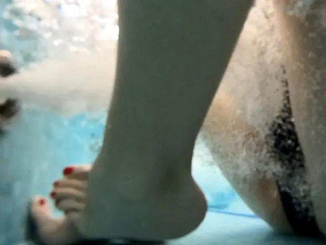 Jacuzzi-Wasser-Masturbation und öffentlicher Pool-Orgasmus mit gekreuzten Beinen