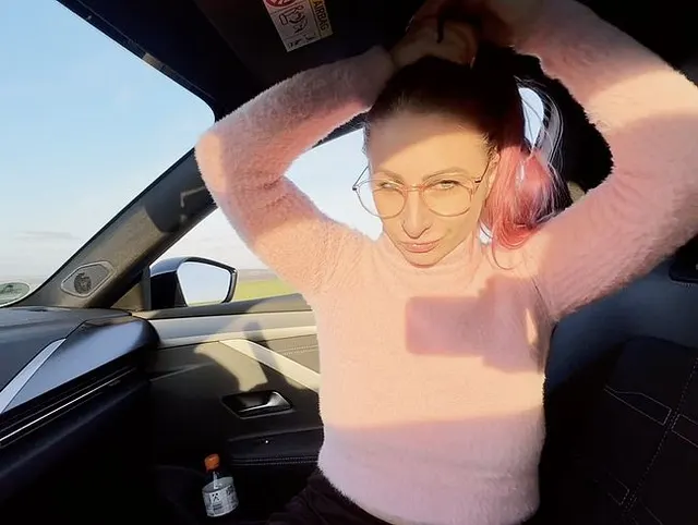 Wie DREIST ist das denn? Beim 1. Date wichst er sich schon im AUTO seinen Schwanz!