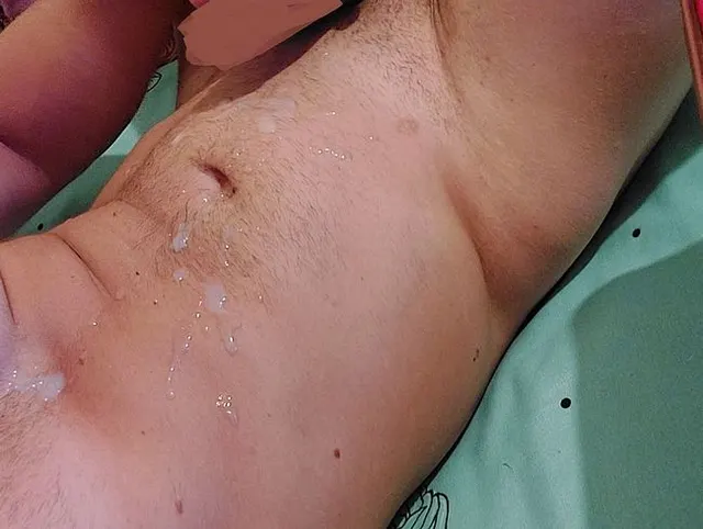 Bauchmuskeln voller Sperma