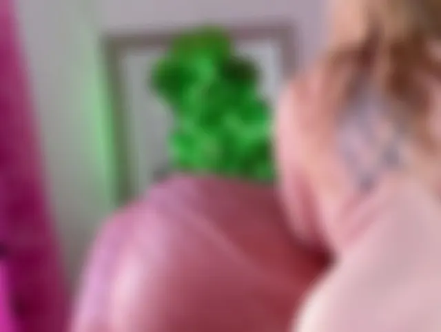 Dildoreiten mit riesigem roten Spielzeug