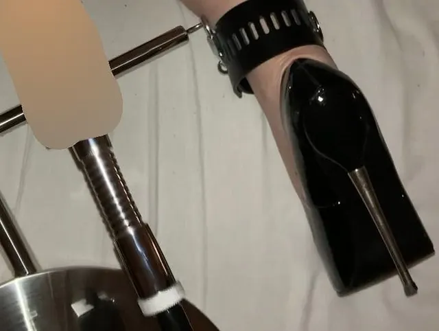 Sie bekommt das erste mal die Fickmaschine zu spüren...