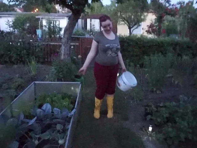 beim garten arbeit mit meinen gelbengummistiefel