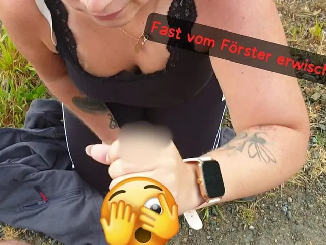 Geil öffentlich abgeblasen und dabei fast vom Förster erwischt worden